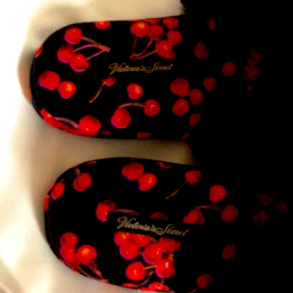 🍒 NEW Victoria’s Secret Cherry Red Black Slippers - Picture 2 of 6